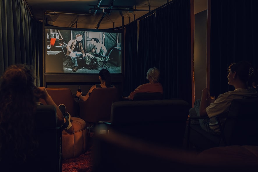 Foto von Menschen, die im hoteleigenen Kino einen Film anschauen